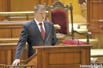 Klaus Iohannis, criticat pentru decorarea lui Octav Bjoza